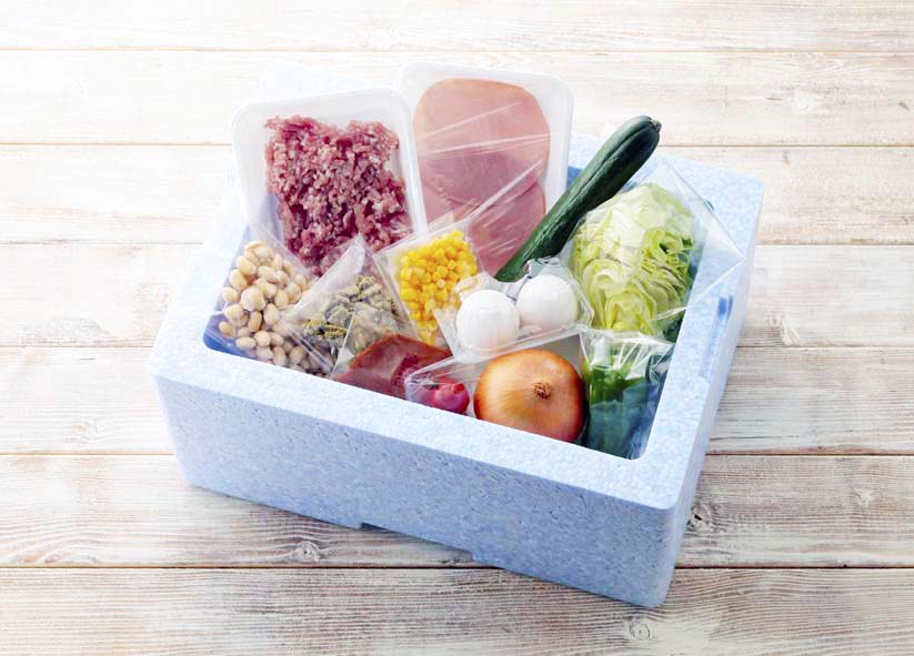 ヨシケイのお試しセットに入っている野菜・肉・調味料が並んだトレー